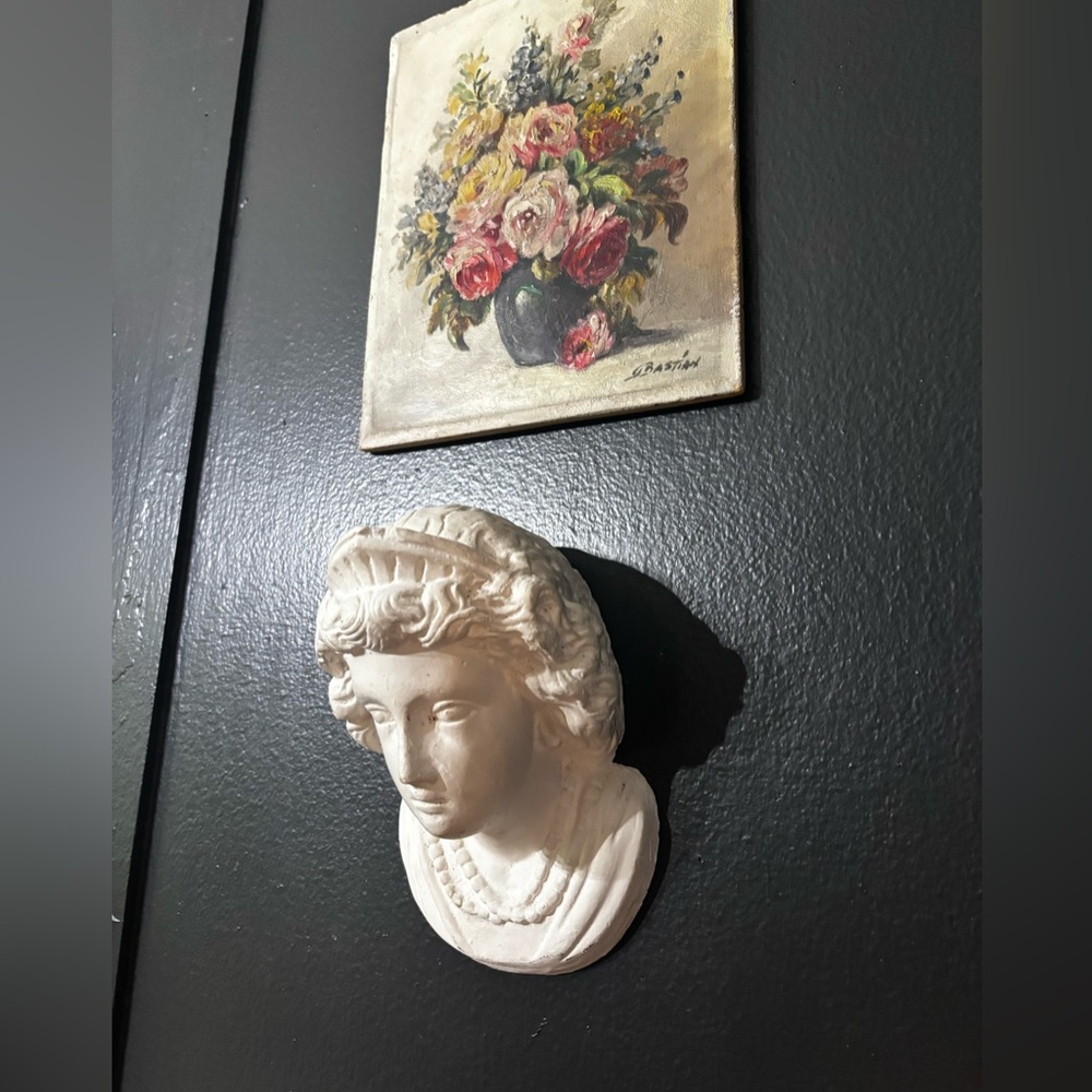 Queen antique bust hanging
